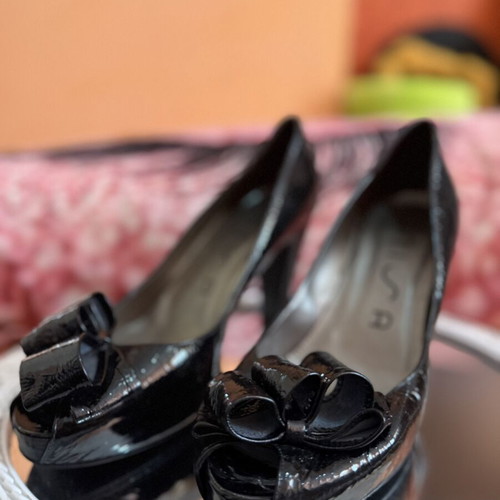 Unisa women's black patent leather pumps with bow size 39 like new