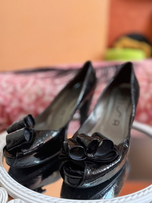 Unisa women's black patent leather pumps with bow size 39 like new
