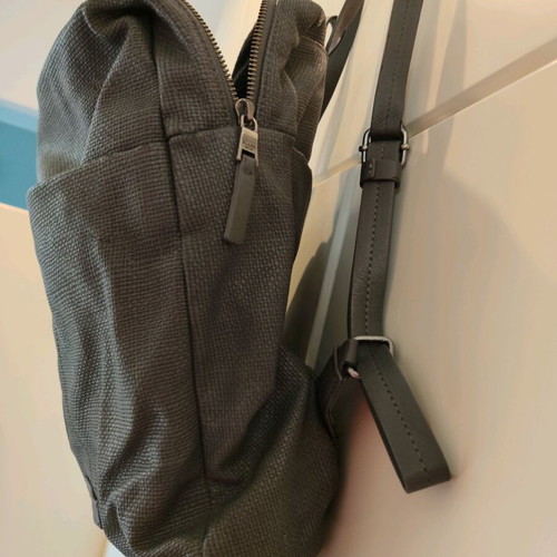 Slang backpack like new gray with multiple compartments