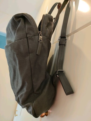 Slang backpack like new gray with multiple compartments