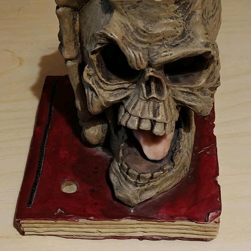 Skull ashtray like new made of polyrithin