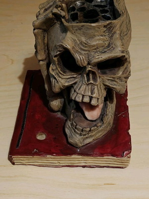 Skull ashtray like new made of polyrithin