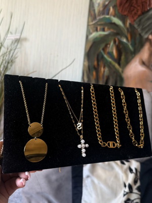 Gold Necklaces like new, elegant women's jewelry