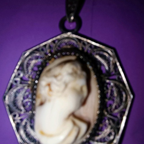 Genuine handmade Yannio Camée – vintage collectible pendant