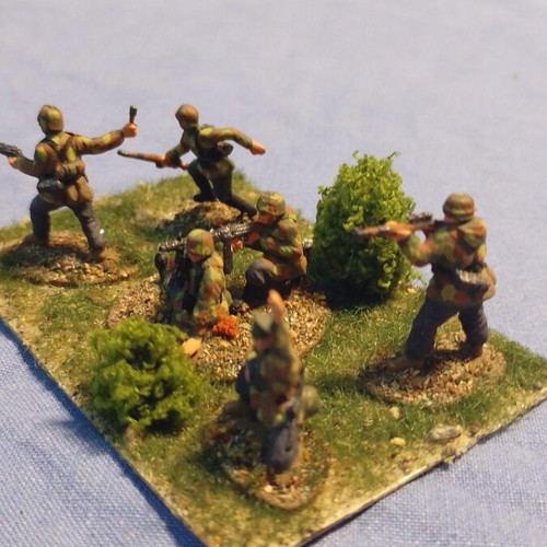 Mini diorama German paratroopers 1/72 scale like new