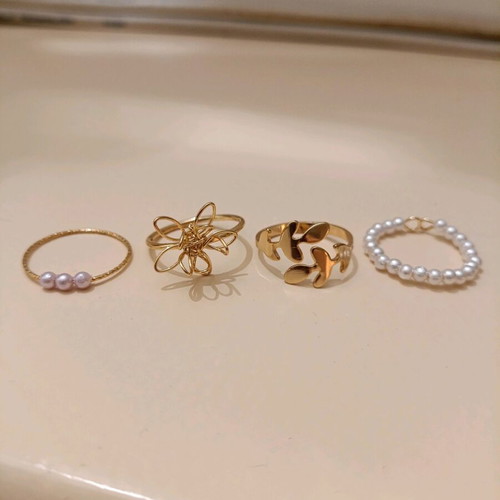 Women's rings set of 4 like new, gold color