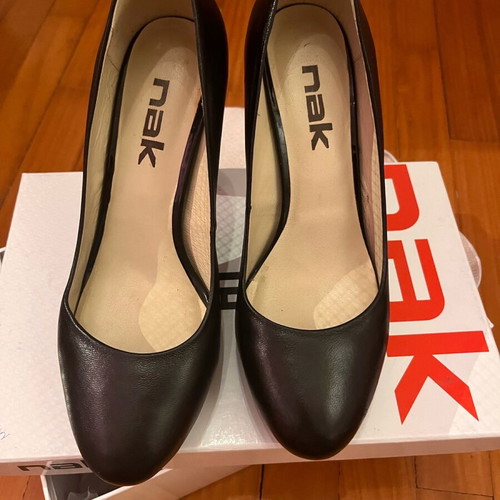 Nak pumps with thick heel size 36 like new, black