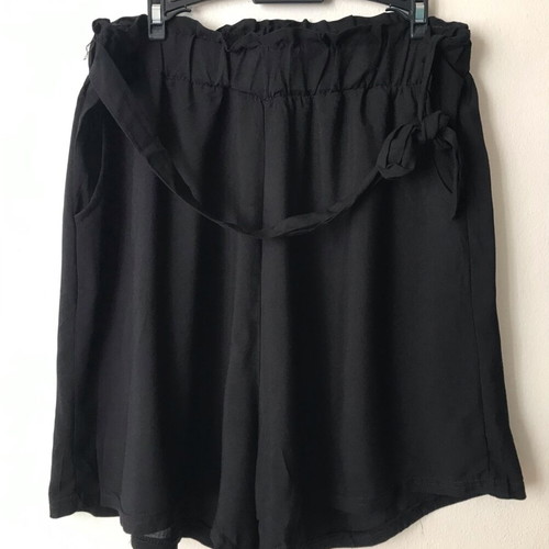 Black shorts with side pockets new, size L