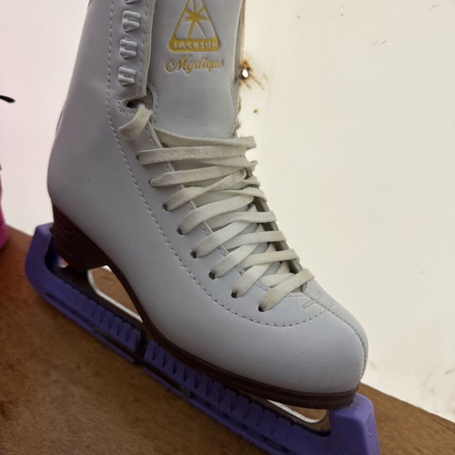 Jackson No36 ice skates like new