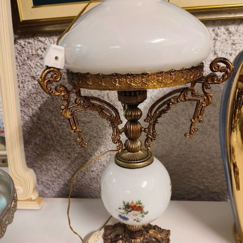 Table lamp like new, classic vintage white with gold details