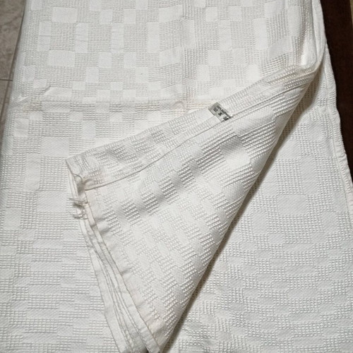 White Piraiki Patraiki quilt like new, cotton 1960s