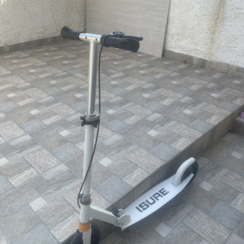Isure Scooter used, aluminum and nylon, foldable with adjustable handlebar