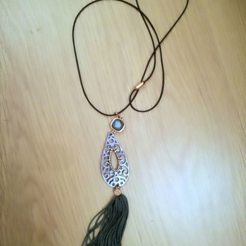 Long necklace with impressive tassel