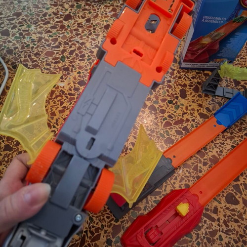 Hot Wheels playset like new, 4 codes included