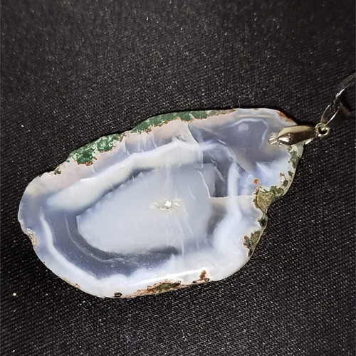 Stone pendant used with polished natural stone slice