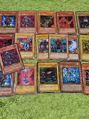 blue cards yugioh Yu-Gi-Oh! Legend of the Blue Eyes White Dragon Expansion (2002) Comple|  TradingCardSets.Com main image 0