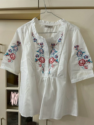 Women's white shirt like new, size S with floral details