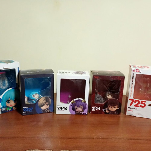 Chibi figures like new with bonus cup
