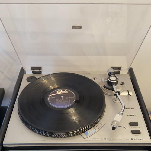 Sanyo turntable with extra preamplifier