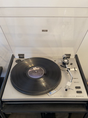 Sanyo turntable with extra preamplifier