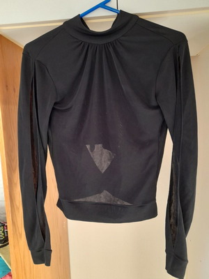Short long-sleeve black top with open back size S