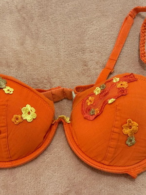 Intimissimi bra 65B coral with embroidered flowers like new