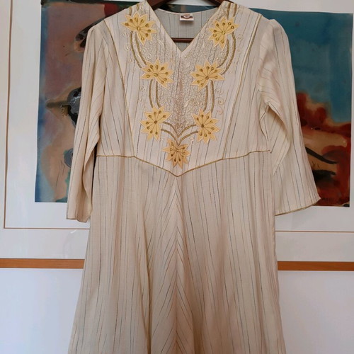 Vintage boho dress like new, size M with embroidered details