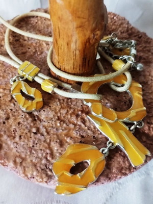 Necklace with geometric and organic shapes, new, yellow and orange resin