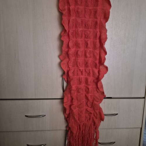 Long fuchsia Club Famous scarf brand new with tag, ruffles