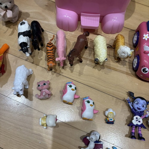Pig-shaped kids bin used, filled with toys