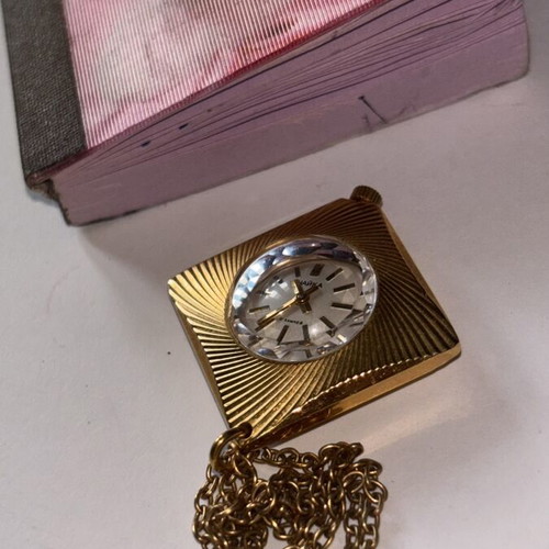 Chaika 1970 mechanical women's watch with chain and diamond-cut crystal