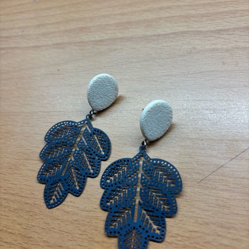 Pair of blue and white earrings like new
