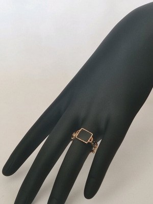 Women's ring like new, gold color with large black decorative stone