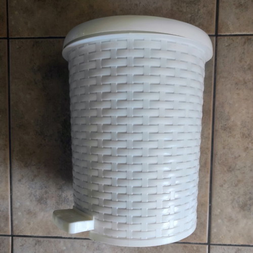 Bathroom pedal bin