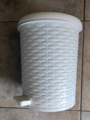 Bathroom pedal bin