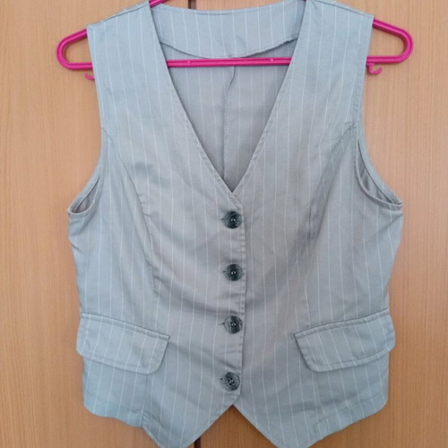 Women's grey vest like new with white stripe, size S/M