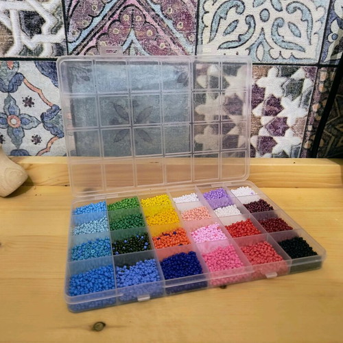 Bead case like new with colorful beads