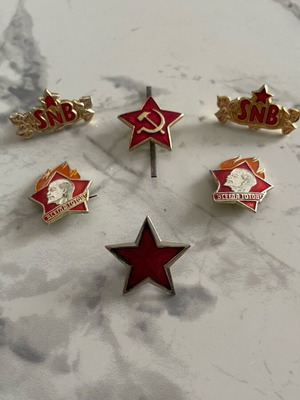 Παλιές καρφίτσες και pins καινούργια σε άριστη κατάσταση