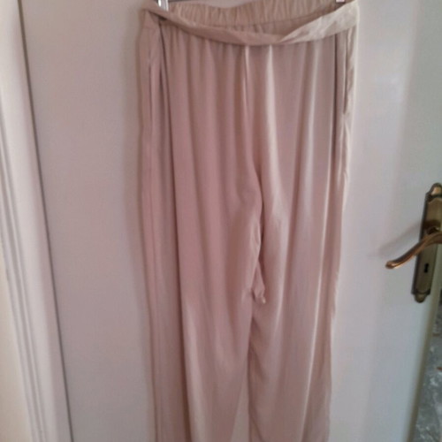 Zoya beige palazzo pants medium like new with pleats and fabric belt