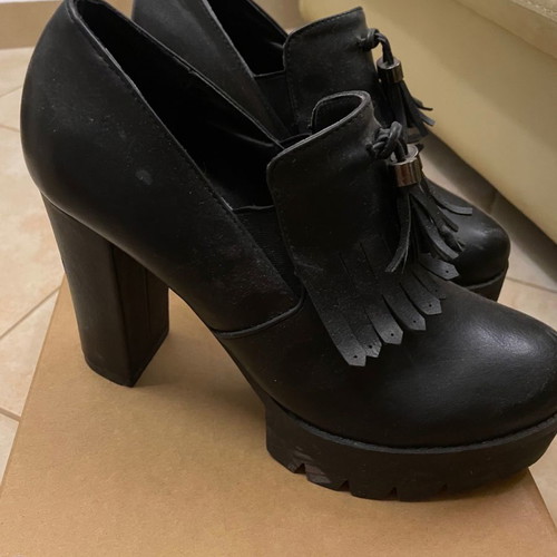 Women's high heel shoes black like new, size 39