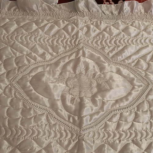 Quilt set with 2 pillowcases like new, unused