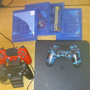 PS4, playstation 4 Slim 1T, 5 χειριστήρια, Βάση φόρτισης, 4 παιχνίδια