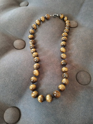 Short tiger eye necklace like new with beads