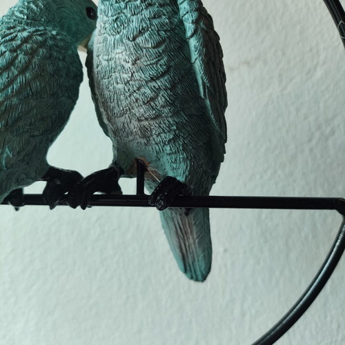 Table decoration with two blue parrots used