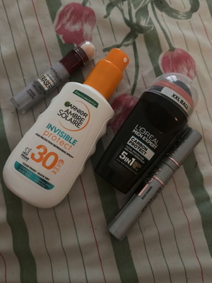 Αντιηλιακό Garnier SPF 30, αντρικό αποσμητικό L’Oréal, κονσίλερ και μάσκαρα Maybelline με glitter καινούργια