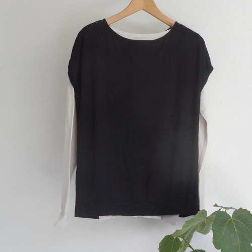 Black sleeveless blouse Sahara size 38 like new