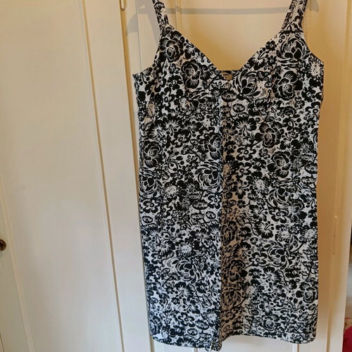 More short dress black and white like new, size XL