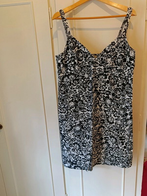More short dress black and white like new, size XL