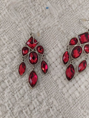 Earrings like new with red sparkling stones