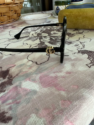 Gucci sunglasses like new, black